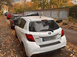 Weiß Gebraucht 2016 Toyota Yaris Hybrid Kleinwagen | 8.500 €