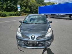 Grau Gebraucht 2007 Renault Clio III Limousine | 2.000 €