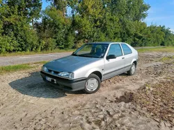 Silber Gebraucht 1992 Renault R9 Limousine | 2.750 €
