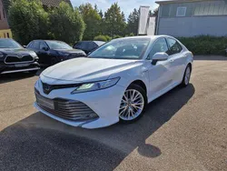 Schneeweiß Gebraucht 2020 Toyota Camry Executive Limousine | 32.990 € (Etwas zu teuer)