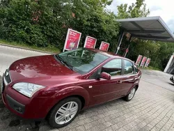 Rot Gebraucht 2005 Ford Focus Ghia Limousine | 2.400 € (Guter Preis)