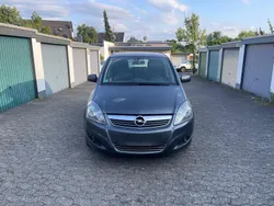 Grau Gebraucht 2011 Opel Zafira Van / Kleinbus | 3.900 € (Guter Preis)