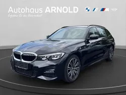 Saphirschwarz Gebraucht 2022 BMW 320e M Sport Kombi | 31.410 € (Guter Preis)