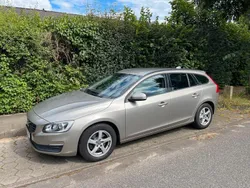 Grau Gebraucht 2015 Volvo V60 Kombi | 7.690 € (Etwas zu teuer)