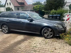 Grau Gebraucht 2016 Mercedes 220 Kombi | 17.300 €