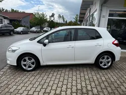 Super white solid Gebraucht 2013 Toyota Auris Basis Kleinwagen | 5.900 € (Guter Preis)