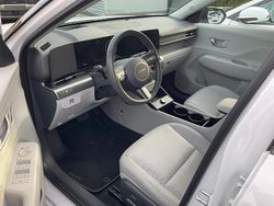 Serenity white metallic/ dach schwarz Gebraucht 2024 Hyundai Kona Prime SUV | 33.184 € (Fairer Preis)