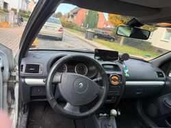 Grau Gebraucht 2004 Renault Clio II Kleinwagen | 1.500 €