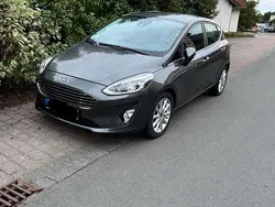 Grau Gebraucht 2018 Ford Fiesta Titanium Kleinwagen | 11.299 € (Fairer Preis)