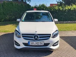 Weiß Gebraucht 2016 Mercedes B180 Van / Kleinbus | 10.800 € (Fairer Preis)