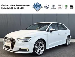 Weiß Gebraucht 2020 Audi A3 Sportback e-tron Sport Limousine | 20.350 € (Guter Preis)