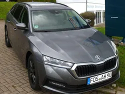 Graphite grau metallic Gebraucht 2024 Skoda Octavia Ambition Kombi | 28.500 € (Fairer Preis)