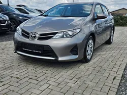 Avant garde bronze Gebraucht 2013 Toyota Auris Cool Limousine | 7.950 € (Fairer Preis)