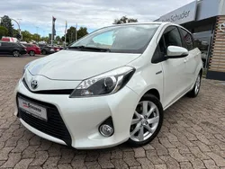 Montblancweiß perleffekt Gebraucht 2013 Toyota Yaris Hybrid Club Limousine | 9.900 € (Teuer)