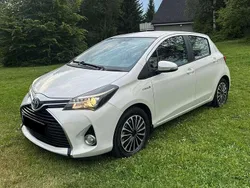Weiß Gebraucht 2015 Toyota Yaris Hybrid Limousine | 9.870 € (Etwas zu teuer)