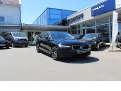 Black solid / solid Gebraucht 2022 Volvo V60 Momentum Kombi | 36.100 € (Fairer Preis)
