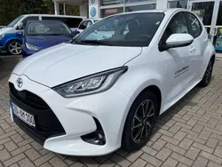 Schneeweiß Gebraucht 2023 Toyota Yaris Team Limousine | 18.990 € (Fairer Preis)