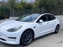 Weiß Gebraucht 2021 Tesla Model 3 Standard Range Limousine | 23.000 €