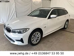 Alpinweiss iii Gebraucht 2022 BMW 330e Advantage Kombi | 24.990 € (Guter Preis)
