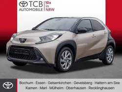 Ginger beige metallic/ night sky black Gebraucht 2022 Toyota Aygo Pulse Kleinwagen | 14.989 € (Fairer Preis)
