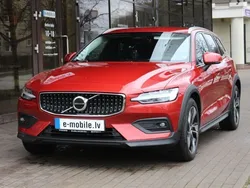 Rot Gebraucht 2022 Volvo V60 CC Kombi | 39.990 € (Guter Preis)
