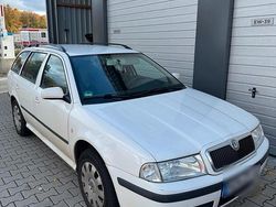 Weiß Gebraucht 2006 Skoda Octavia Kombi | 1.450 € (Fairer Preis)