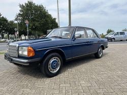 Blau Gebraucht 1984 Mercedes E200 Limousine | 10.399 €