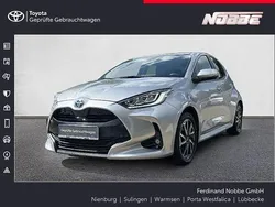 Schimmering silber metallic Gebraucht 2022 Toyota Yaris Hybrid Team Kleinwagen | 19.390 € (Fairer Preis)