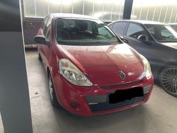 Rot Gebraucht 2012 Renault Clio IV Kleinwagen | 2.999 €