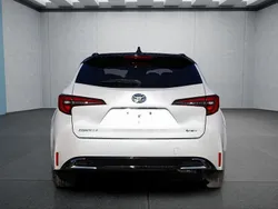 Weiß Gebraucht 2024 Toyota Corolla Limousine | 33.049 €