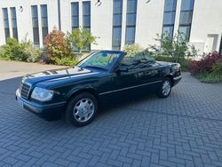 Turmalingrün Gebraucht 1996 Mercedes E200 Cabrio | 19.990 €