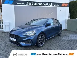 Blau Gebraucht 2021 Ford Focus ST-Line Limousine | 19.490 € (Guter Preis)