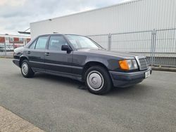 Schwarz Gebraucht 1987 Mercedes E260 Limousine | 5.990 €
