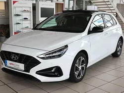 Weiß Gebraucht 2020 Hyundai i30 Intro Edition Limousine | 15.499 € (Etwas zu teuer)