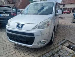 Silbermet Gebraucht 2011 Peugeot Partner Tepee Tendance Van / Kleinbus | 5.490 € (Guter Preis)
