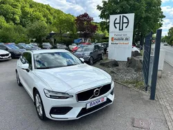 Weiß Gebraucht 2020 Volvo V60 Momentum Kombi | 24.995 € (Guter Preis)