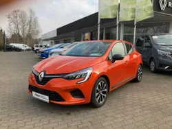 Orange Gebraucht 2024 Renault Clio V Equilibre Limousine | 18.988 € (Guter Preis)