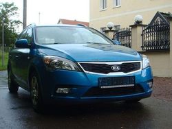 Blau Gebraucht 2011 Kia Ceed DREAM-TEAM Edition Kleinwagen | 1.990 € (Etwas zu teuer)