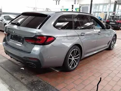 Grau Gebraucht 2023 BMW 520 M Sport Kombi | 38.890 € (Guter Preis)