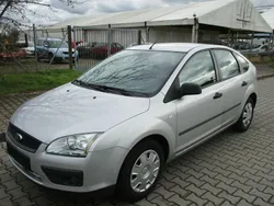 Silber Gebraucht 2005 Ford Focus Ambiente Limousine | 4.400 € (Teuer)