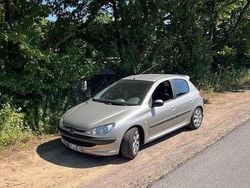 Silber Gebraucht 2005 Peugeot 206 Platinum Limousine | 2.700 €