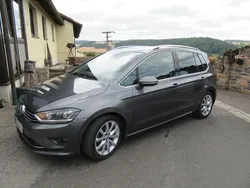 Grau Gebraucht 2018 VW Golf Sportsvan Highline Van / Kleinbus | 13.900 € (Guter Preis)