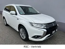 Weiß Gebraucht 2021 Mitsubishi Outlander P-HEV Basis SUV | 24.900 € (Etwas zu teuer)