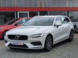 Weiß Gebraucht 2020 Volvo V60 Momentum Kombi | 25.980 € (Etwas zu teuer)