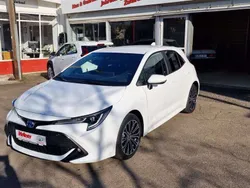 Schneeweiss Gebraucht 2023 Toyota Corolla Hybrid Team Limousine | 27.900 € (Fairer Preis)