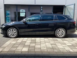 Ebony schwarz metallic (metallic) Gebraucht 2024 Skoda Superb Selection Kombi | 32.950 € (Fairer Preis)