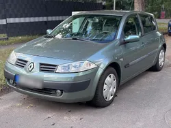 Grün Gebraucht 2005 Renault Mégane II Kleinwagen | 950 € (Fairer Preis)