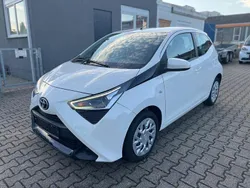Weiß Gebraucht 2020 Toyota Aygo X-play Kleinwagen | 8.700 € (Fairer Preis)