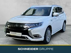 Weiß Gebraucht 2018 Mitsubishi Outlander P-HEV Edition SUV | 20.890 € (Fairer Preis)