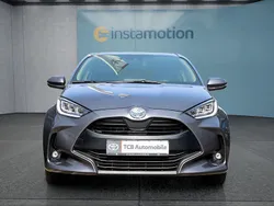 Grau Gebraucht 2022 Toyota Yaris Hybrid Kleinwagen | 20.199 € (Fairer Preis)